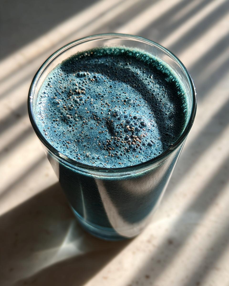 Blue spirulina smoothie - detail 1