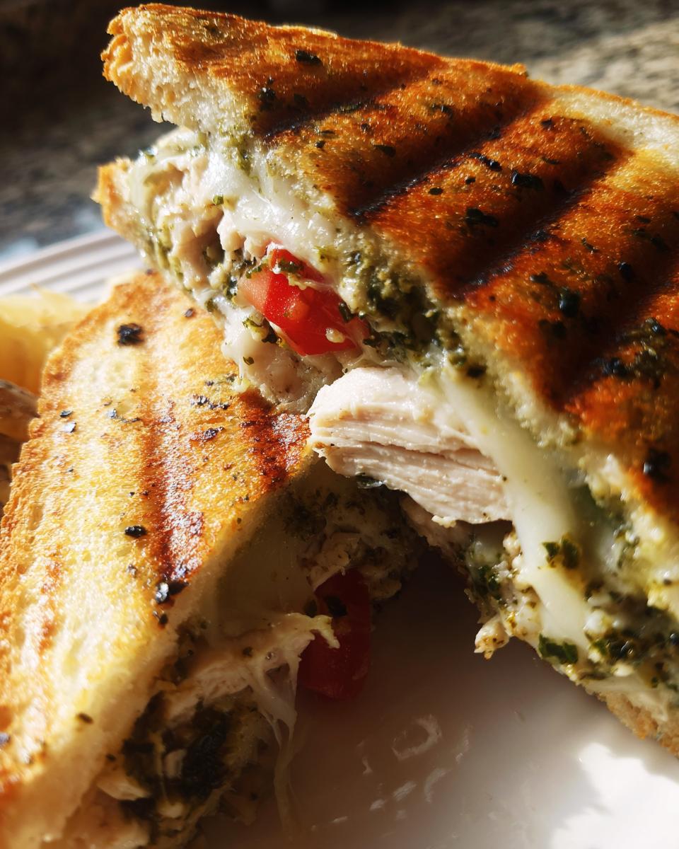 Chicken pesto panini - detail 1